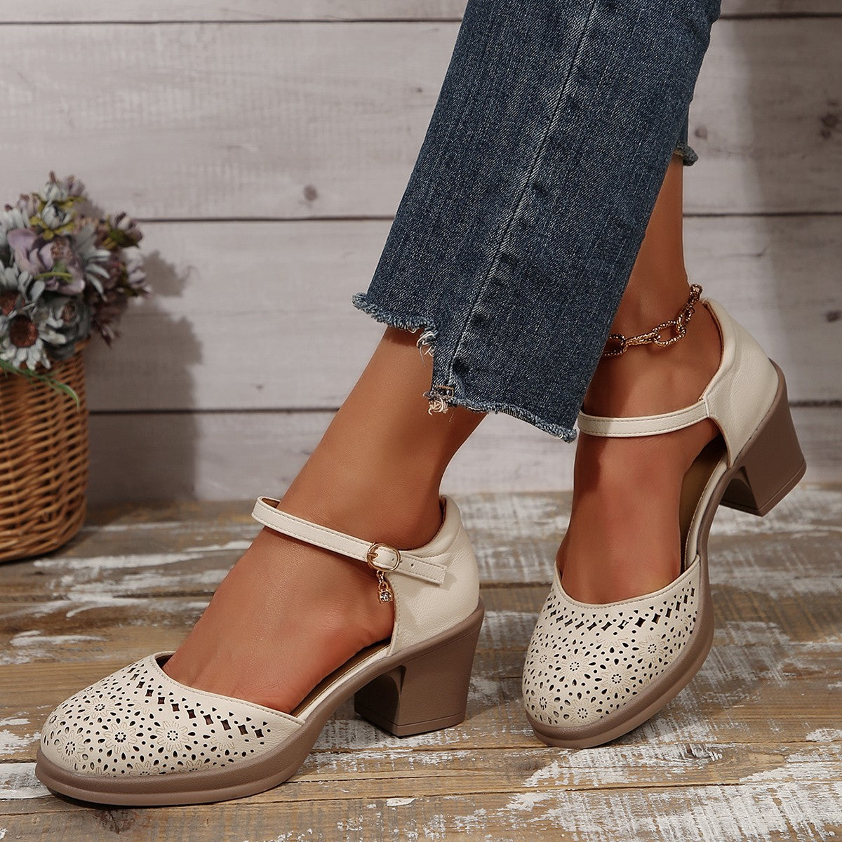 Retro Hollow-Out Mid Heel Pumps