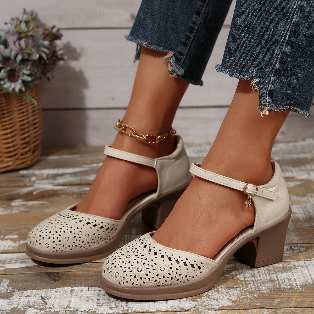 Retro Hollow-Out Mid Heel Pumps
