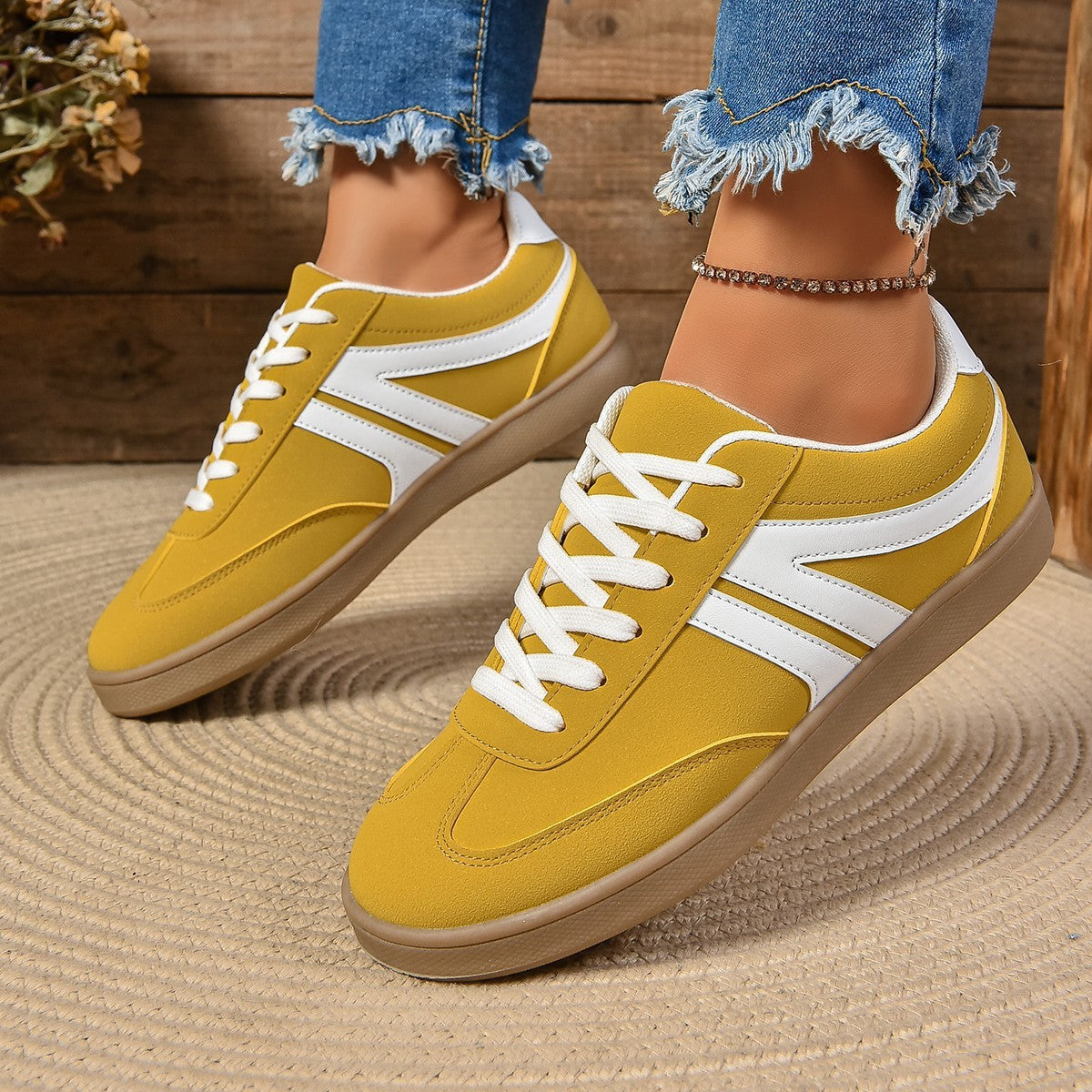 Lace-Up Round Toe Sneakers
